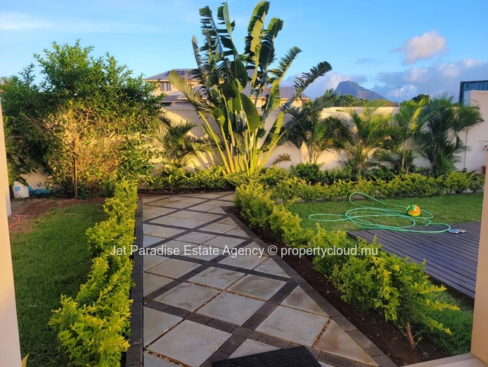 Modern Villa of 4 Bedrooms– Gated Community in Flic en Flac