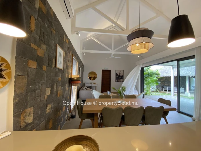A VENDRE: villa PDS entièrement meublée  -  domaine prisé - 3 chambres en suite - piscine privée sur beau jardin  - s...