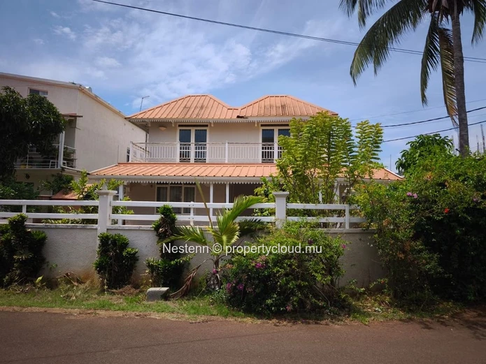 Spacious 5-Bedroom Private House for Rent in Flic en Flac – Just 3 Minutes from the Beach