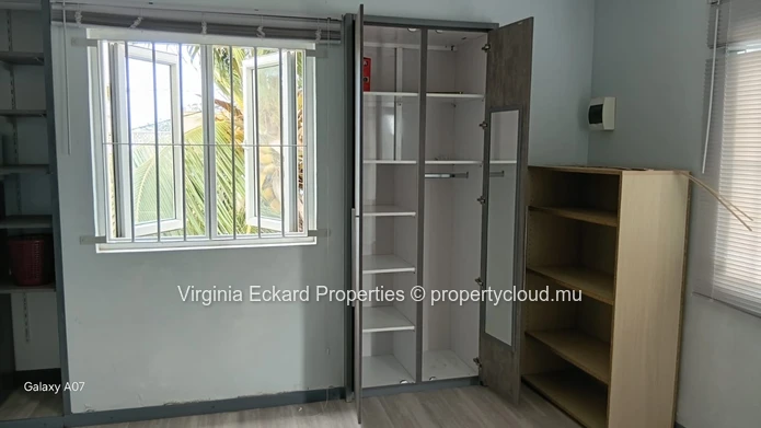 Bureau aménagé 25 m² avec kitchenette et douche – Pereybere