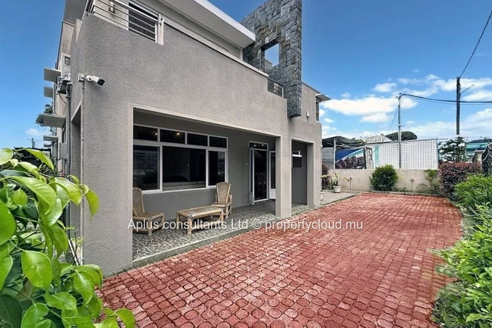 Maison meublée de 4 chambres à Rose Hill — Carrelages rétro, balcon et parking