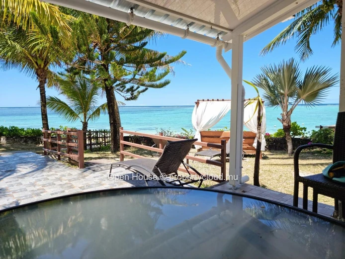 Duplex for sale in Palmar, Flacq. Living area of 127m² on a plot of 220m². 3 bedrooms, shared pool. Sea view, beach a...