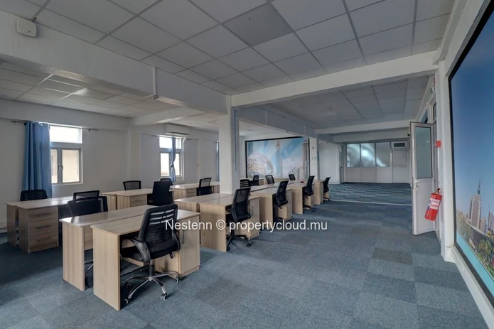 Bureau meublé au 4? étage avec vue imprenable sur le centre-ville
