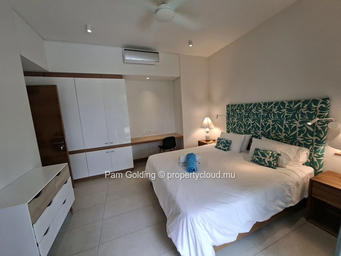 Découvrez ce superbe appartement 2 chambres avec salles de bains ensuite, terrasse avec jardin privé, piscine commune... (Mandat exclusif)