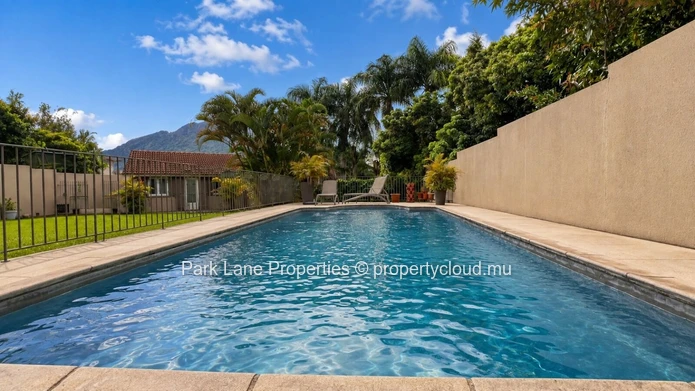 Maison familiale  de 400m2 à Moka  avec piscine, grand jardin et vue Montagne