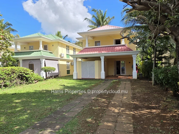 Beachfront house for sale in a secure residence in Calodyne