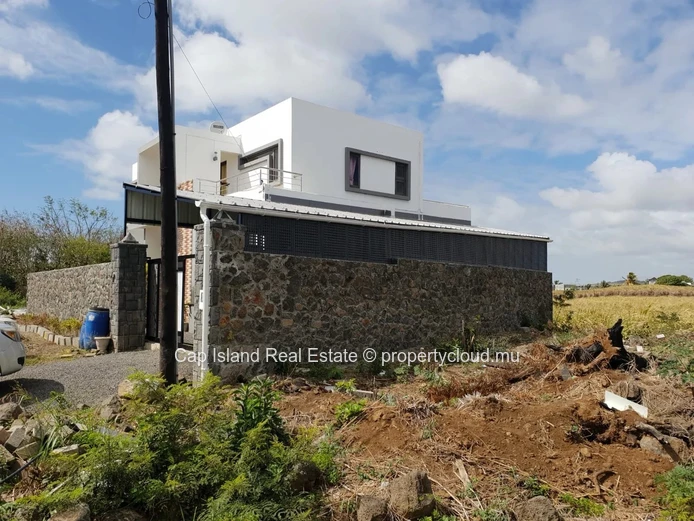 À vendre – Élégante maison familiale située à seulement 200 mètres du prestigieux Grand Baie Business Quarter (GBBQ),...