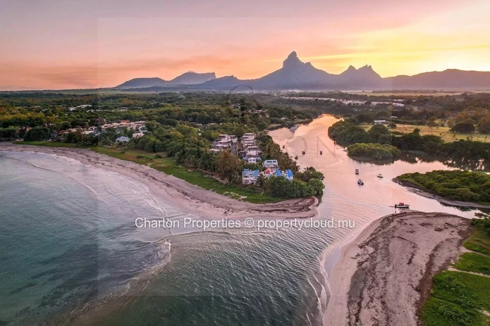 2-bedroom ground floor apartment just steps from Tamarin beach