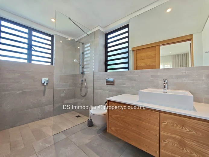 Location Prestigieuse Pieds Dans L’Eau – Résidence Privée, Pereybère, Nord