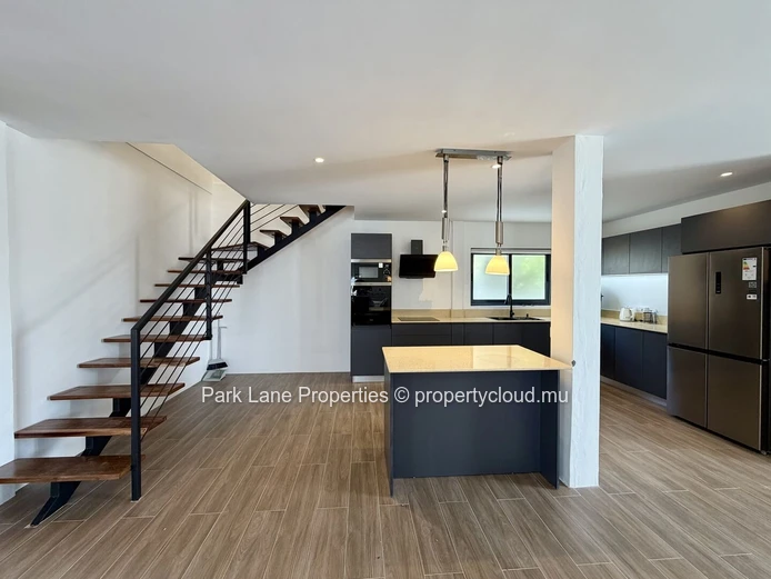 Belle maison contemporaine fraichement rénovée avec piscine