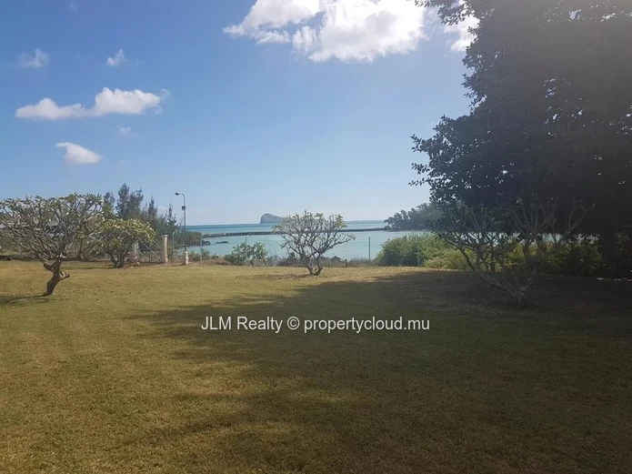 For sale: Seafront villa with walking access to the beach in Calodyne, Mauritius