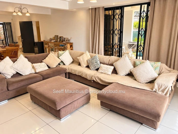 Spacieuse Maison Familiale de 4 Chambres avec Piscine Privée