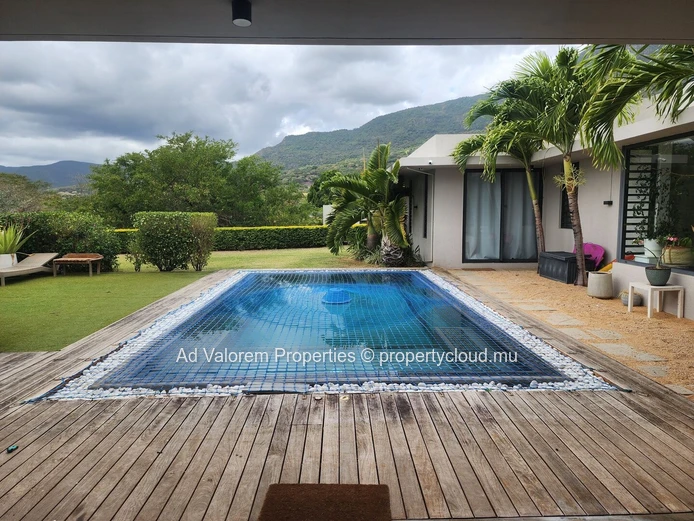 À vendre, magnifique propriété avec 2 maisons et piscine dans L'Ouest.