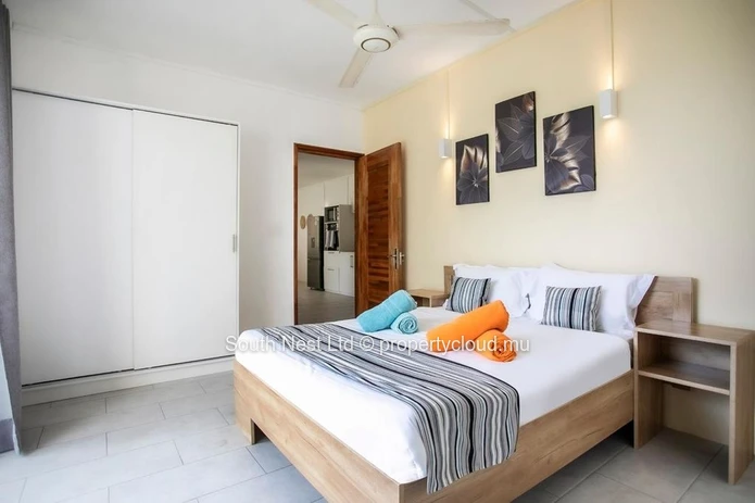 Contemporary 2-Bedroom West Coast Apartment with Panoramic Mountain Views