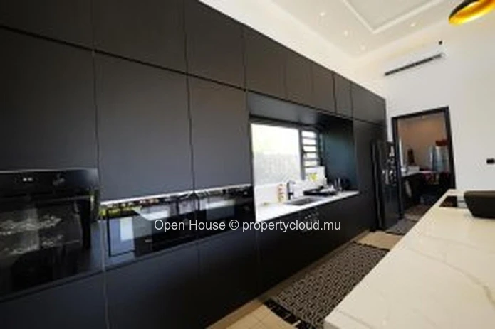 Villa PDS à vendre à Grand Baie, 210M² habitables, terrain 419m², 3 chambres, piscine privée, caractéristiques extéri...
