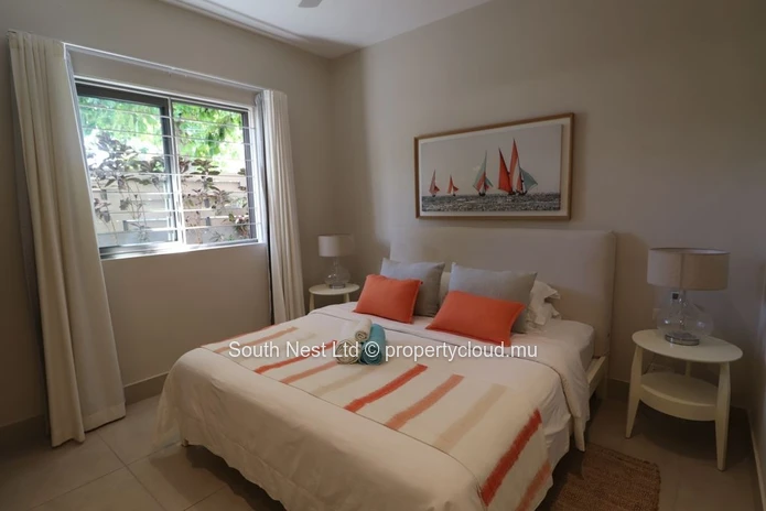 Modern 3-bed apartment with garden and private access to the beach of Pointe d'Esny.  