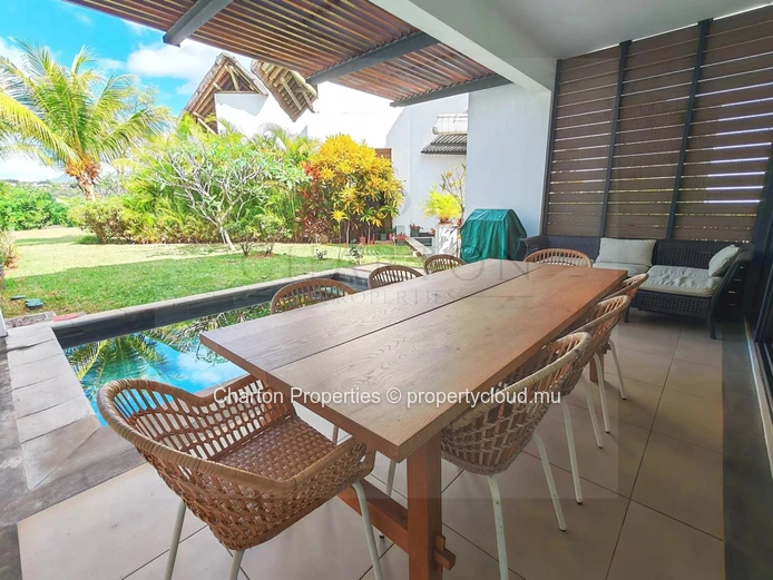 Duplex de 3 chambres avec piscine et jardin en bord de rivière à Rivière Noire