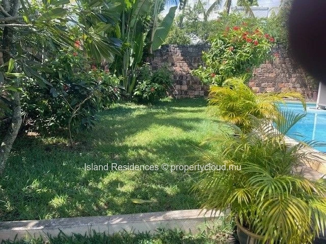 Belle villa meublée avec 3 chambres, piscine et parking tout près de la plage de Mon Choisy