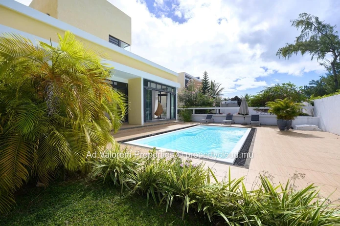 Opportunité rare à Belle Mare – 3 villas individuelles accessibles à pied à la mer