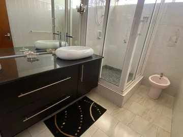 6 Bedroom House