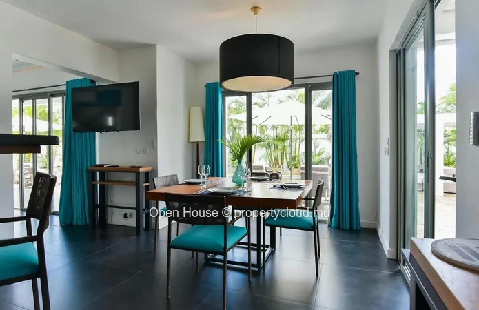 Contemporary villa facing the sea, with beach access, 3 ensuite bedrooms, swimming pool, and gym.