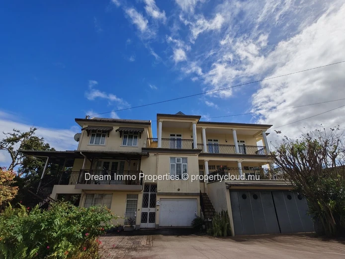 Spacieux appartement duplex de 3 chambres avec jardin privatif à Vacoas – Ile Maurice