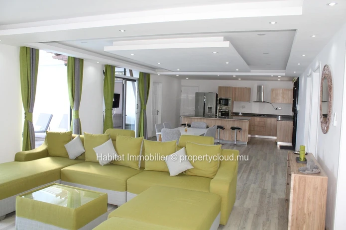 A LOUER - Magnifique maison contemporaine de plain-pied, meublée et équipée, de 146 m2 sur un terrain de 100 toises s...