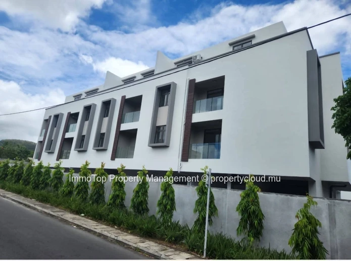 FOR RENT, apartment of 100sqm in the city center of Quatre Bornes at Corner Bernandin de St Pierre and Willoughby str...