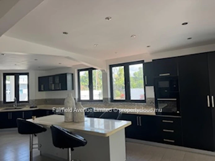 Stunning 4-Bedroom House in Roches Noires with Spacious Garden and Close to Amenities - Don't Miss Out!