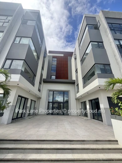 Espace bureau contemporain disponible à louer à Ebène – 101,8 m2