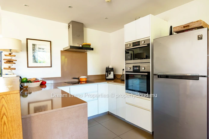 Élégant townhouse de 3 chambres avec rooftop vue mer dans un village entre mer et golf à Haute Rive – Ile Maurice