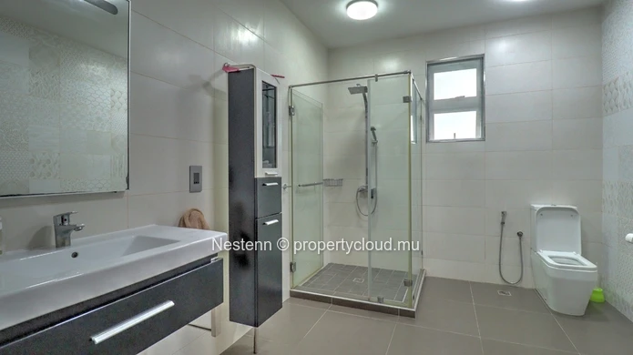 Modern single-storey villa with 6 bedrooms close to amenities.