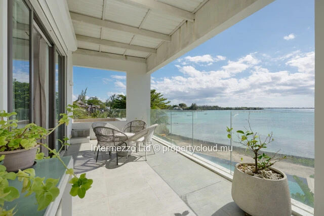 Beachfront Penthouse in Pereybère – 384 m², Plunge Pool