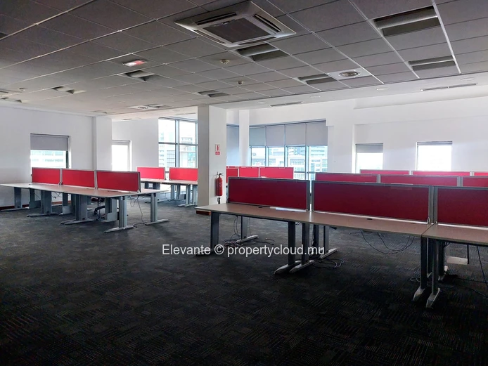 Bureaux Équipés à Louer à Ébène – Plusieurs Surfaces Disponibles