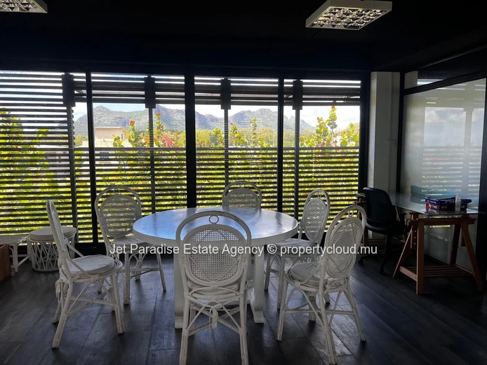 Bureau à louer à Ebène, 63m², accès handicapé, parking, meublé, climatisé.