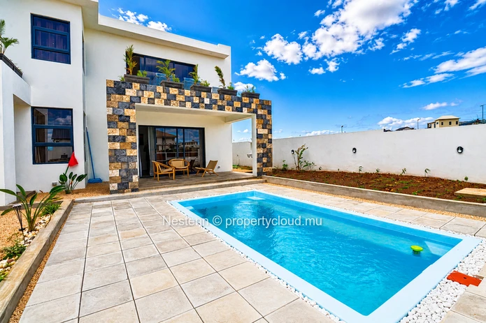 Villa moderne de 3 chambres sur deux niveaux, avec piscine privée et vue sur la mer