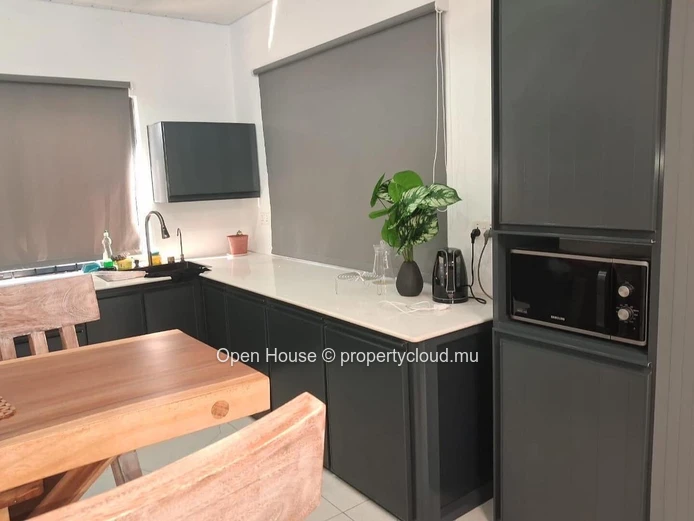 VILLA MAURICIEN NEUVE, à vendre à Calodyne, 210m², 4 chambres, piscine privée, proche de la mer, meublée, Rs.