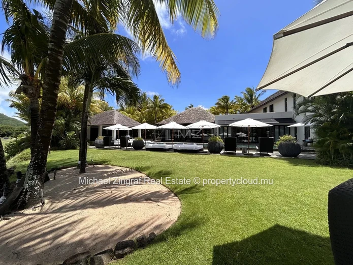 A serene haven with golf and sea view!