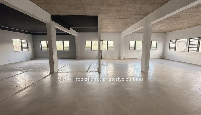 Showroom et espace de bureaux commerciaux de 210 m² à louer à Calebasses – 140 000 Rs/mois Idéalement situé à Calebas...