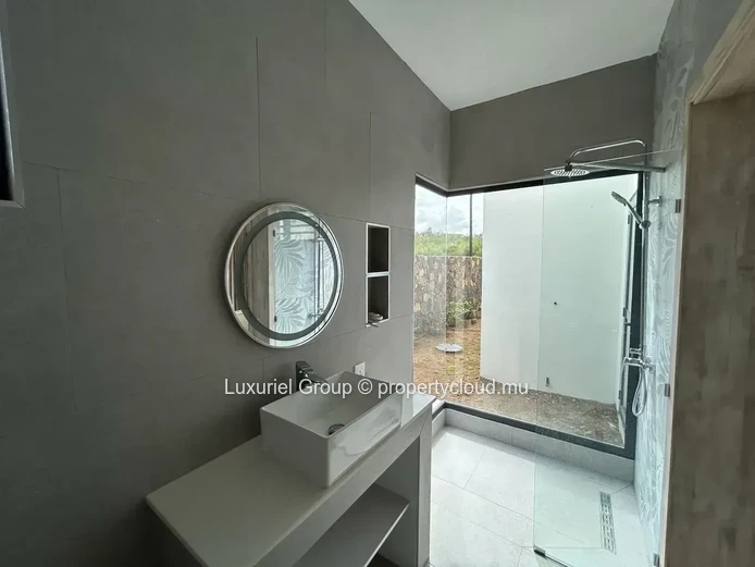 Élégante Villa Moderne avec Piscine à Louer – Grand Baie