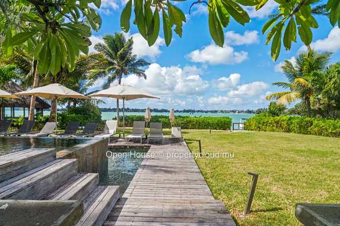 Appartement pieds dans l'eau à vendre à Grand Baie 152m² - Marché local exclusivement.