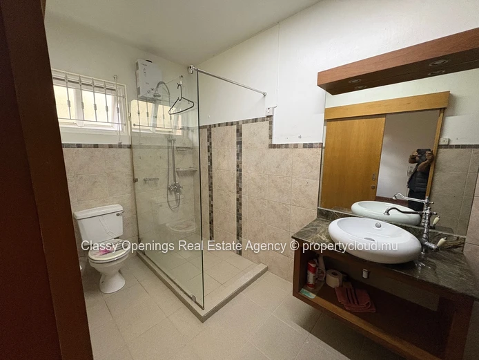 Charming 5-Bed Villa with Fireplace & Garage in Curepipe