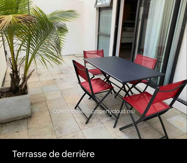 À vendre : Appartement R+2 - meublé, climatisé, cuisine équipée, dressing, terrasse 30m². Piscine commune, jardin, pa...