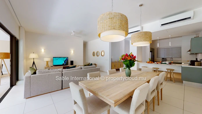 Luxury G+2 Apartment with Communal Pool in Péreybère, 143m² Living Space, Sea Access, Close to Amenities 