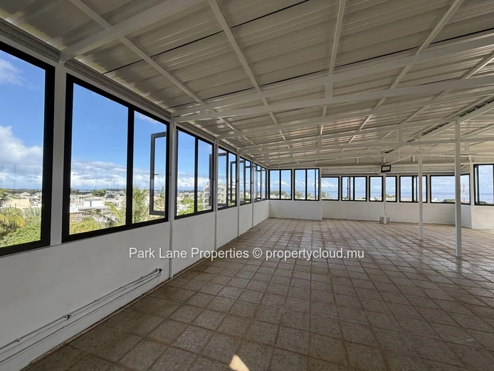 Fort potentiel pour ce bâtiment de 8 appartements au centre de Flic en Flac