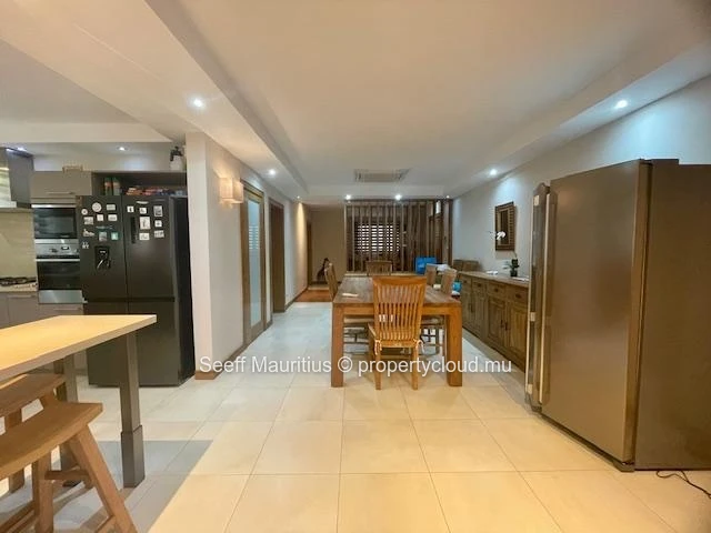 Appartement haut standing avec jardin privatif et piscine – Quartier résidentiel