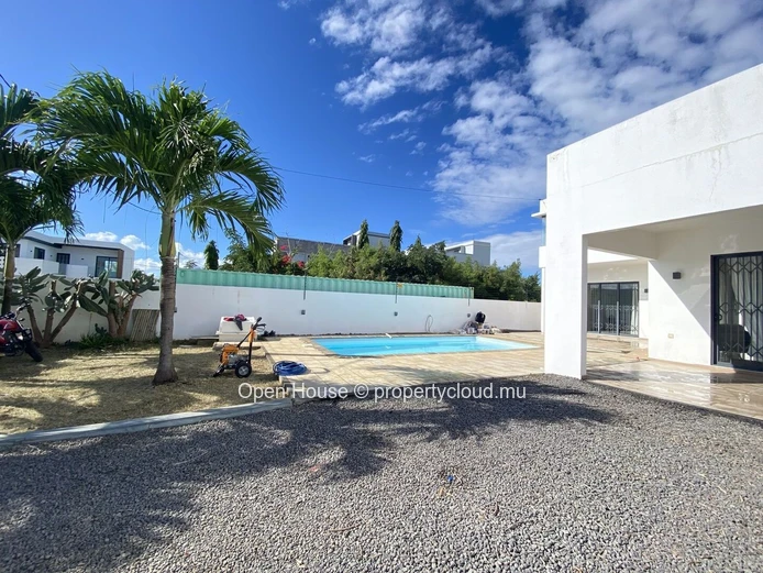 Villa meublée 3 chambres avec piscine à louer à Péreybère