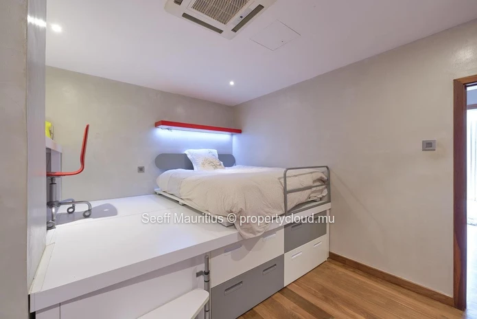 L'élégance moderne rencontre le confort dans un penthouse de designer