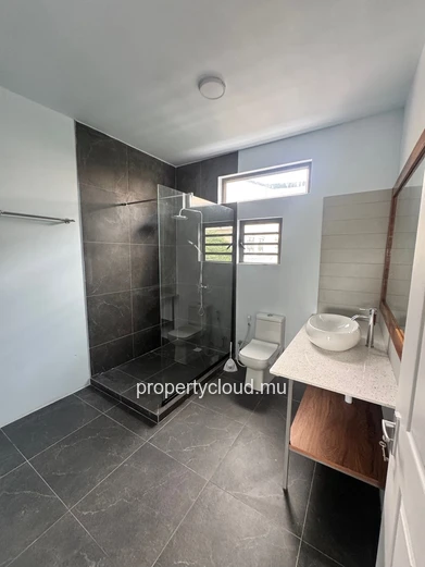 New duplex for rent in Flic en Flac, 3 bedrooms, close to the beach and amenities