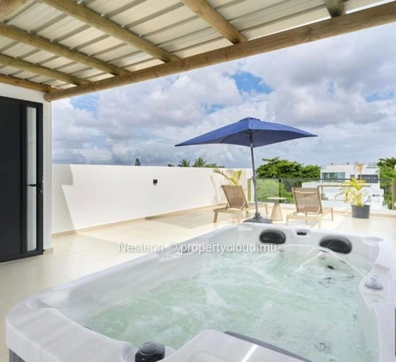 3-bed modern apartment steps from the beach